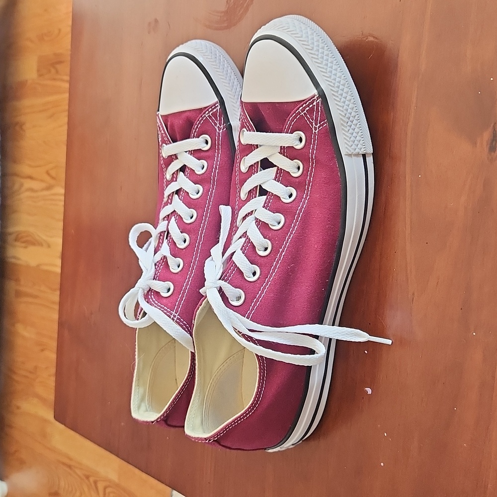 Mens converse bergundy sneakers